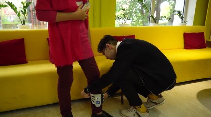 Шымкенттік оқушылар зағип  жандардың еркін жүріп-тұруына мүмкіндік беретін құрылғы құрастырды