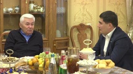 Члены партии «AMANAT» поздравили ветерана труда в Шымкенте