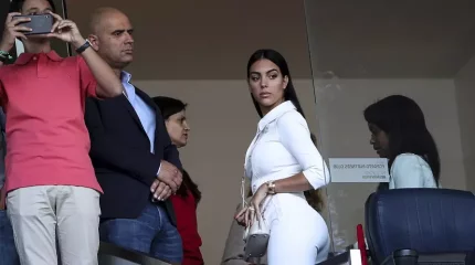 Роналдудың сүйіктісі ашық киінгені үшін алаңнан қуылды