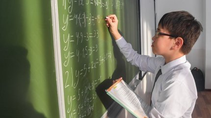 Үздік оқушыларға 5 млн теңгеден берілді