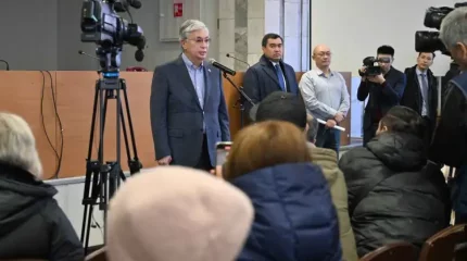 Қасым-Жомарт Тоқаев қайғылы оқиға салдарынан қаза тапқан кеншілердің отбасыларымен және туған-туыстарымен кездесіп, көңіл айтты