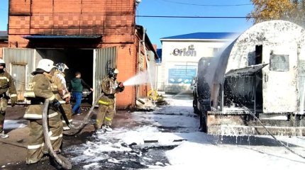 Сильный пожар на газовой заправке Петропавловска: есть пострадавшие