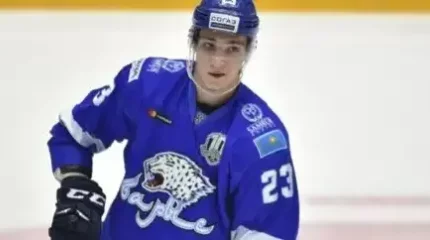 «Барыс» хоккейшісінің аяғын коньки тіліп кетті