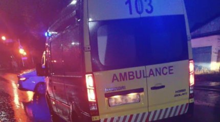 Карета "скорой" врезалась в припаркованный автомобиль: водитель погиб