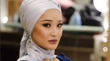 "Құлағымды екі қабат орамал жауып тұрады". Мөлдір Әуелбекова сахнадағы ыңғайсыз жағдайды түсіндірді