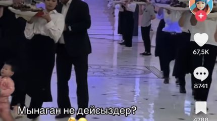 Поведение официантки на тое обсуждает Казнет