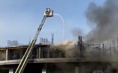 Пожар тушат в новостройке на левобережье Астаны