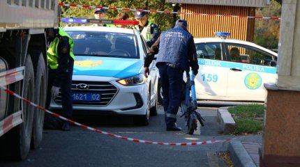 Грузовик насмерть сбил подростка на самокате в Алматы