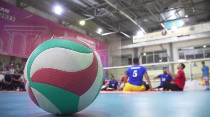 Юмористы и кинодеятели страны сыграли в параволейбол