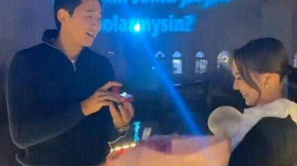 "Мамаңа қатты ұқсайды". Заңғар Нұртас сүйіктісіне үйленуге ұсынысты ерекше жасады