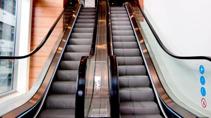 Трехлетнему ребенку прищемило руку на эскалаторе в торговом центре Караганды