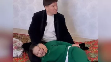 "Бәрімізді жылатты". Сәкен Майғазиев "Харекет" қорымен бірге екі көзі көрмейтін талантты бүлдіршінге пәтер сыйлады