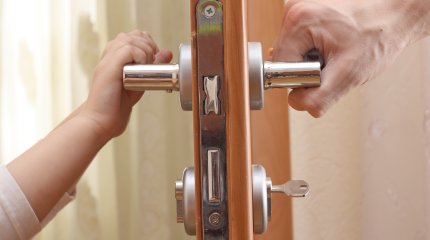 Спасатели выручали семью из закрытой квартиры, но сами попали в ловушку