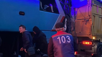 Автобус и большегруз столкнулись на трассе в Костанайской области