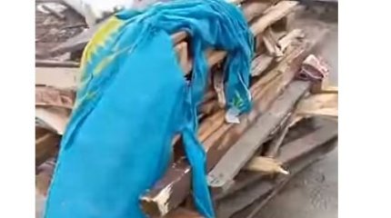 Флаг Казахстана среди мусора сняли на видео в Атырау