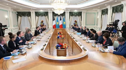 Қасым-Жомарт Тоқаев пен Эмманюэль Макрон кеңейтілген құрамда келіссөз жүргізді