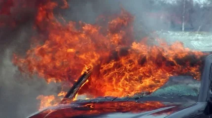 Алматыда су таситын көлік жүргізушісі өртеніп жатқан көлікті сөндіріп, жарылыстың алдын алды
