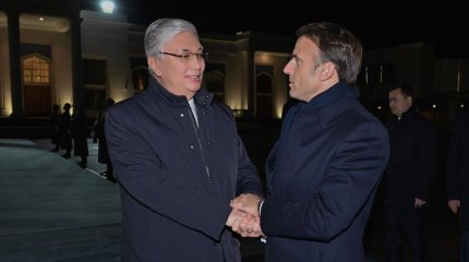 Токаев лично проводил Макрона в аэропорту Астаны