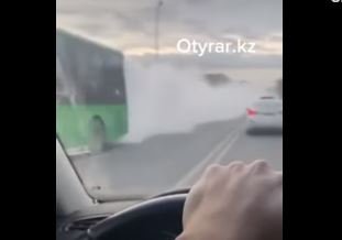 Автобус со шлейфом дыма сняли на видео в Шымкенте