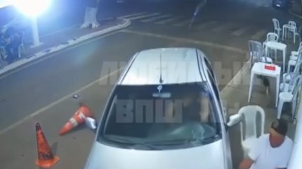 Угрожал расправой: девушка намеренно наехала на своего избранника (ВИДЕО)