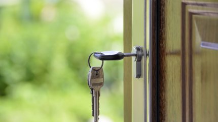 Денег нет, но вы держитесь: столичные дольщики почти год не могут заехать в свои квартиры