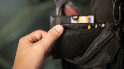 Актюбинка подвезла односельчанина, а он обокрал её по пути