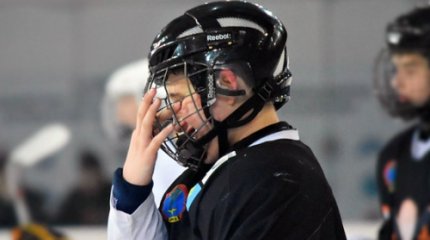 Қазақстандық хоккей жаттықтырушысы балаларды ұрып, ақша бопсалаған