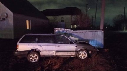 Пьяные иностранцы угнали авто и врезались в забор в Уральске