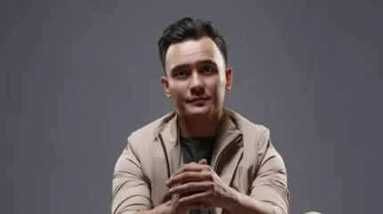 "Жан жарыма рахмет": орден дауынан кейін шетелге кеткен Әли Оқапов жұбайына алғыс айтты