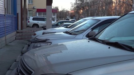Избил пенсионерку и повредил 12 авто: при чем тут судья из ВКО?