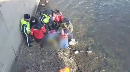 Женщина упала с парапета на набережную Иртыша и скончалась