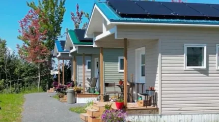 Миллионер өз ауданының тұрғындарына 99 үй салып берген