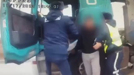 Погоня со стрельбой на трассе Атырау-Уральск: нарушитель переехал полицейского