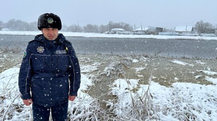 Пенсионерку из ледяной воды вытащил костанайский полицейский