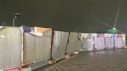 Астанада қатты желден Mega SilkWay сауда орталығының қоршауы әйелдің үстіне құлады