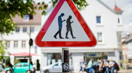 Пешеходов со смартфоном в руках будут штрафовать в Румынии