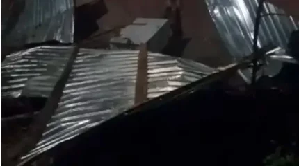 Қарағандыда күшті жел электр сымдарын үзіп, үйлердің шатырларын жұлып кетті