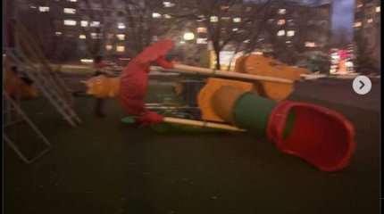 Ураган срывал крыши и гнул дорожные знаки в Караганде