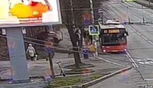 Кроссовер врезался в остановку: погиб ребенок