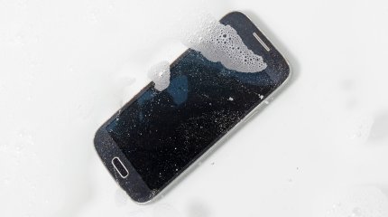 Школьница принимала ванну с сотовым телефоном и умерла