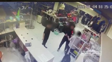 Посетитель магазина одежды сбежал в спортивном костюме в Астане