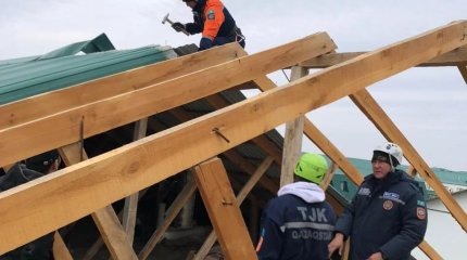 Ураган в Атырау: ветер срывал крыши с домов