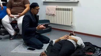 Денсаулығы сыр берген Жанболат Найзабековке концерт алдында имам дем салды