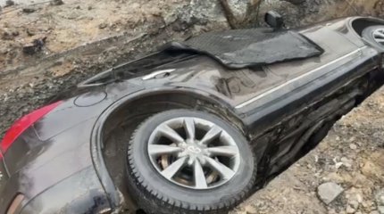 Infiniti провалился в траншею в Костанае (ВИДЕО)