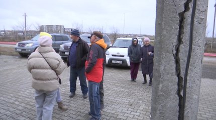 Ақтөбенің тұрғындары қақ айырылып, құлағалы тұрған бағаналардан қауіптеніп отыр