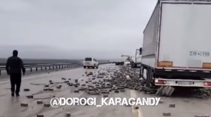 «Думал, хана!»: кирпичи с большегруза разлетелись по трассе после ДТП в Карагандинской области