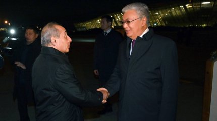 Токаев завершил визит в Минск и прибыл в Баку