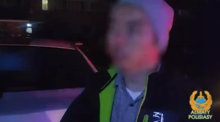 Алматыда такси жүргізушісін кепілге алып, 500 мың теңге талап еткендер ұсталды