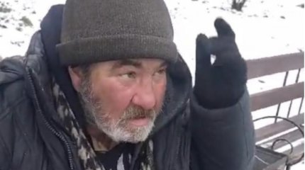 Карагандинец живет на лавочке недалеко от акимата