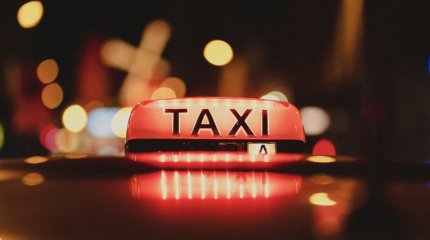 Столичный таксист довез иностранца с аэропорта до отеля за 45 тысяч тенге и поплатился за это